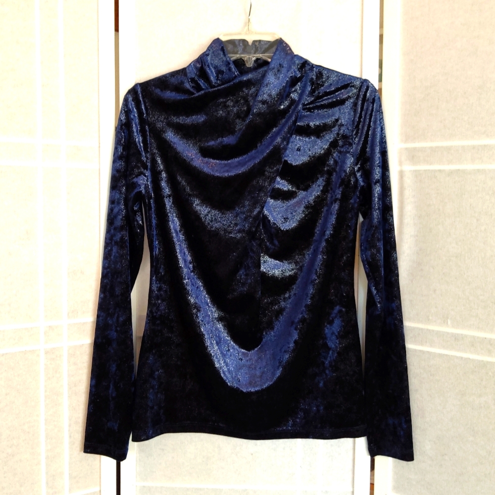 Elie Tahari blue velvet top with light shimmer